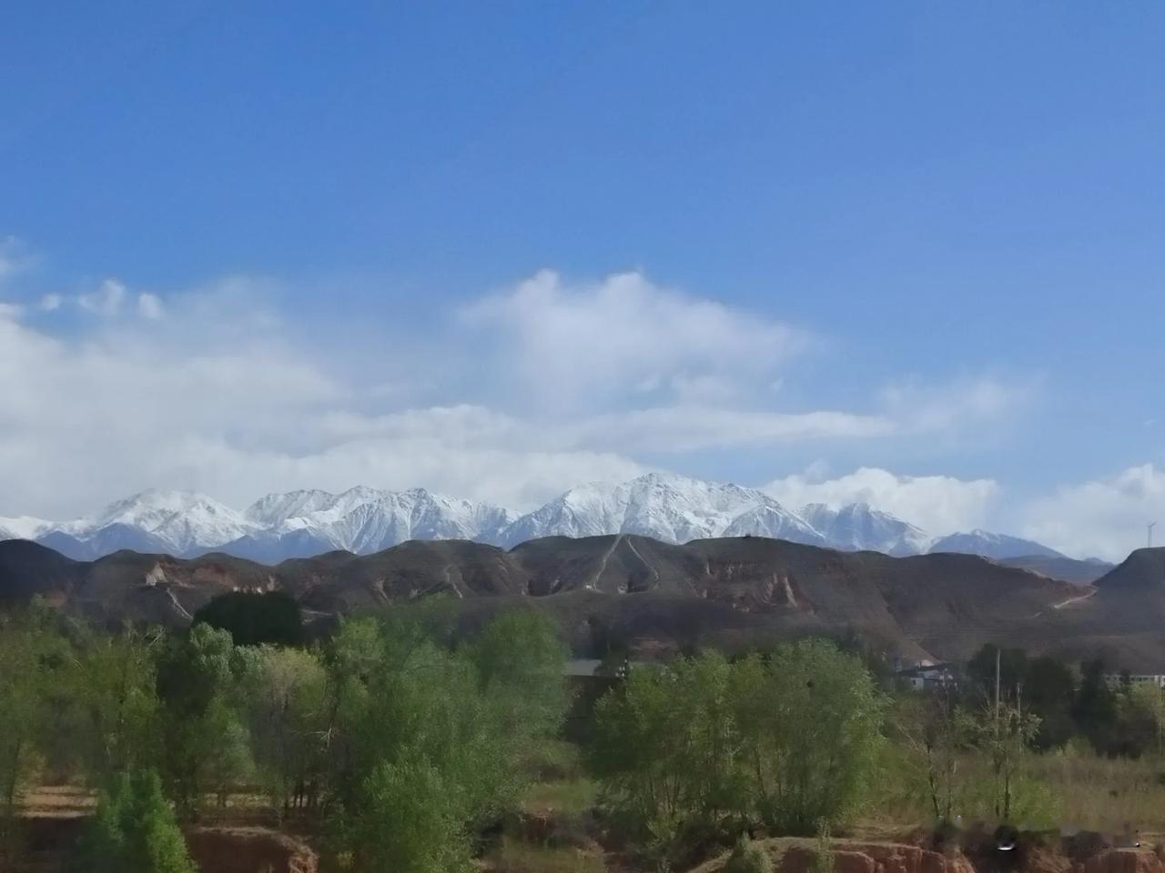 在西去的列车上远望祁连雪峰，有点意思，景不错[赞][赞][赞]