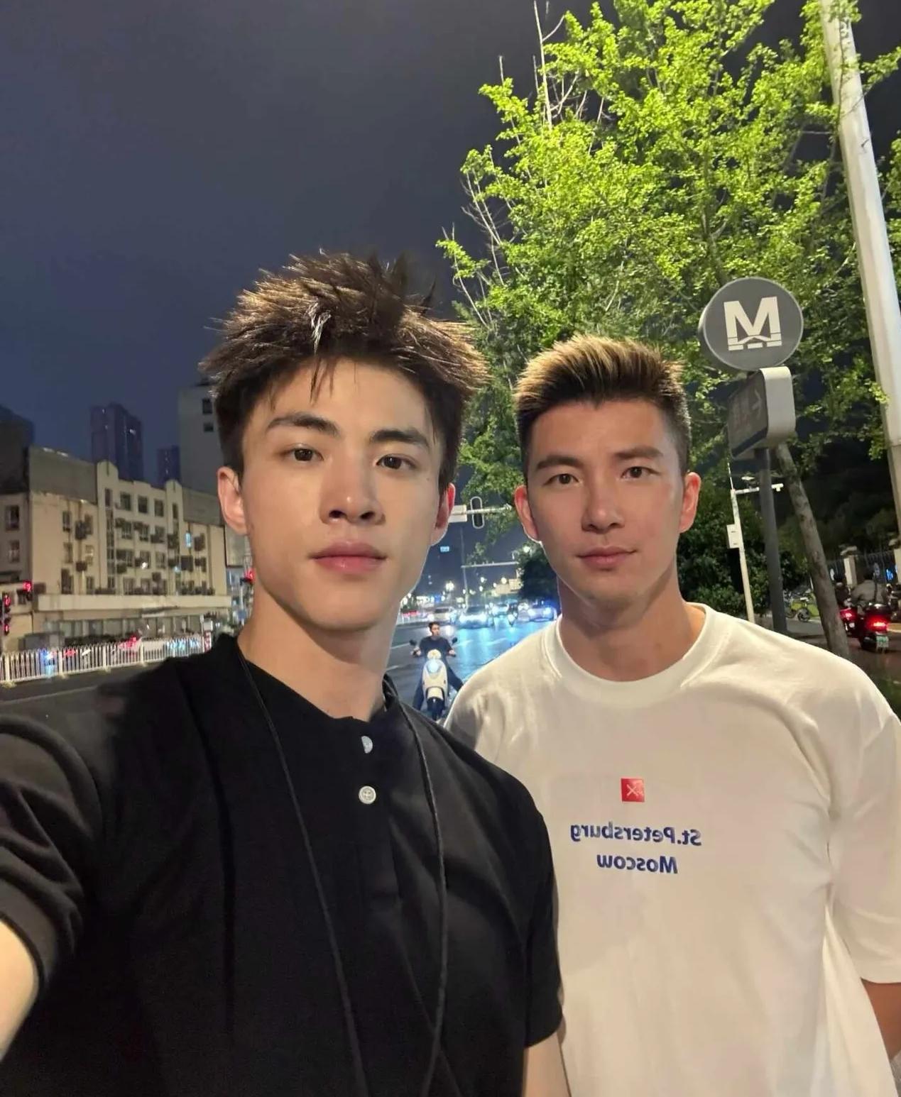想不通明明是后面穿白衣服的更帅，但别人都说是前面穿黑衣服的更帅。把这张照片问了九