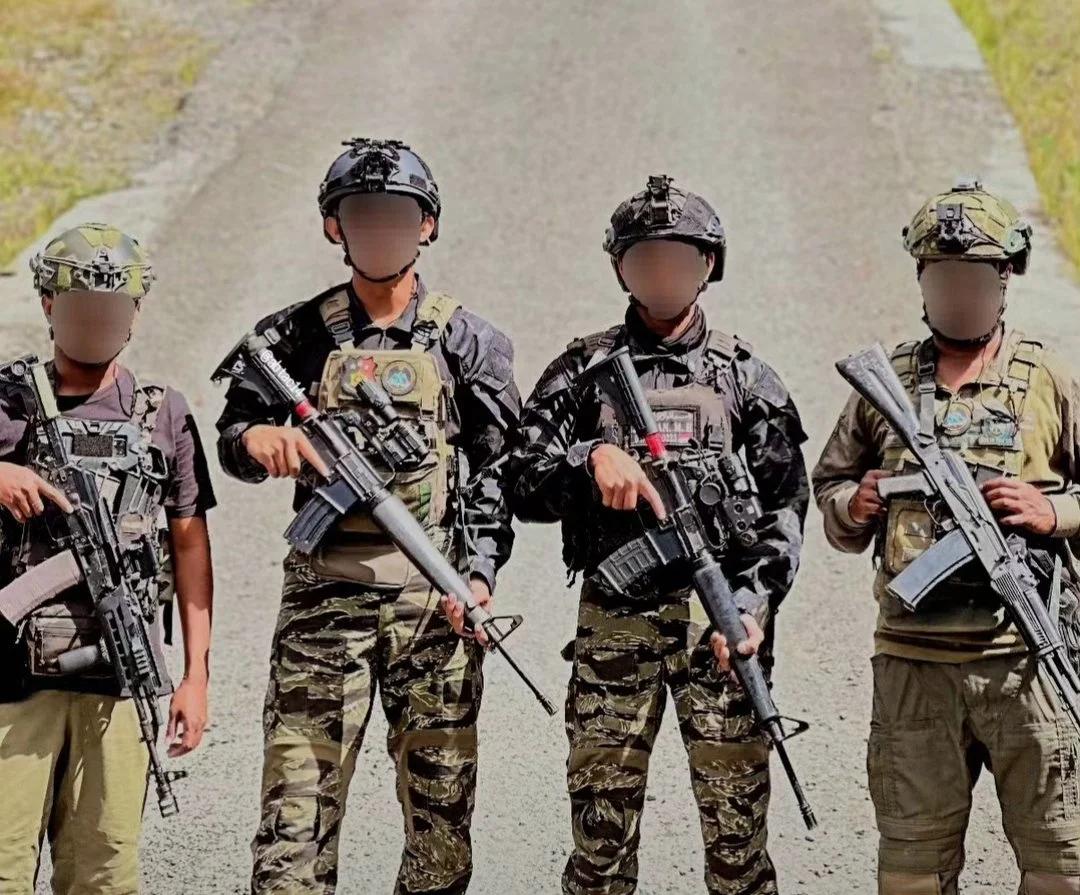 印度尼西亚警察携带AK-101和至少一支改进型M16A15.56毫米突