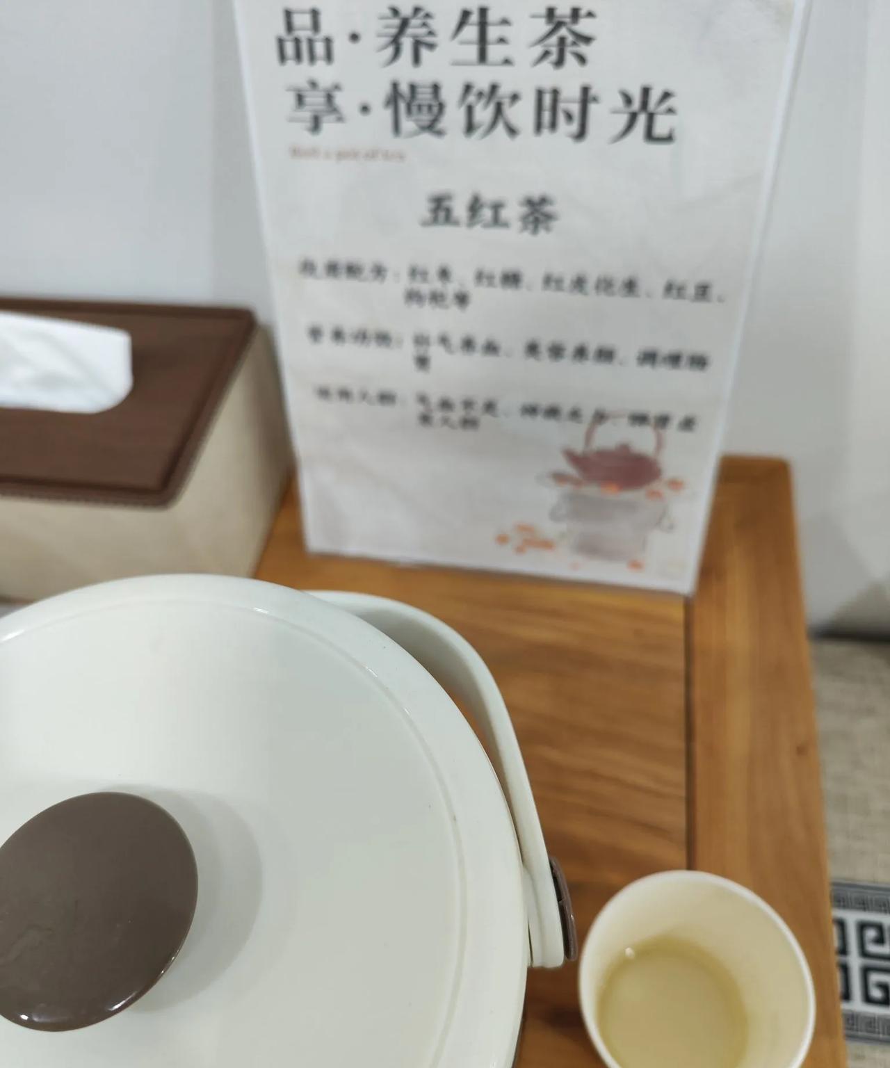 终于回家了，大王做了可口的饭菜等候老婆。[呲牙笑]昨天大王问想吃什么，列个清单。