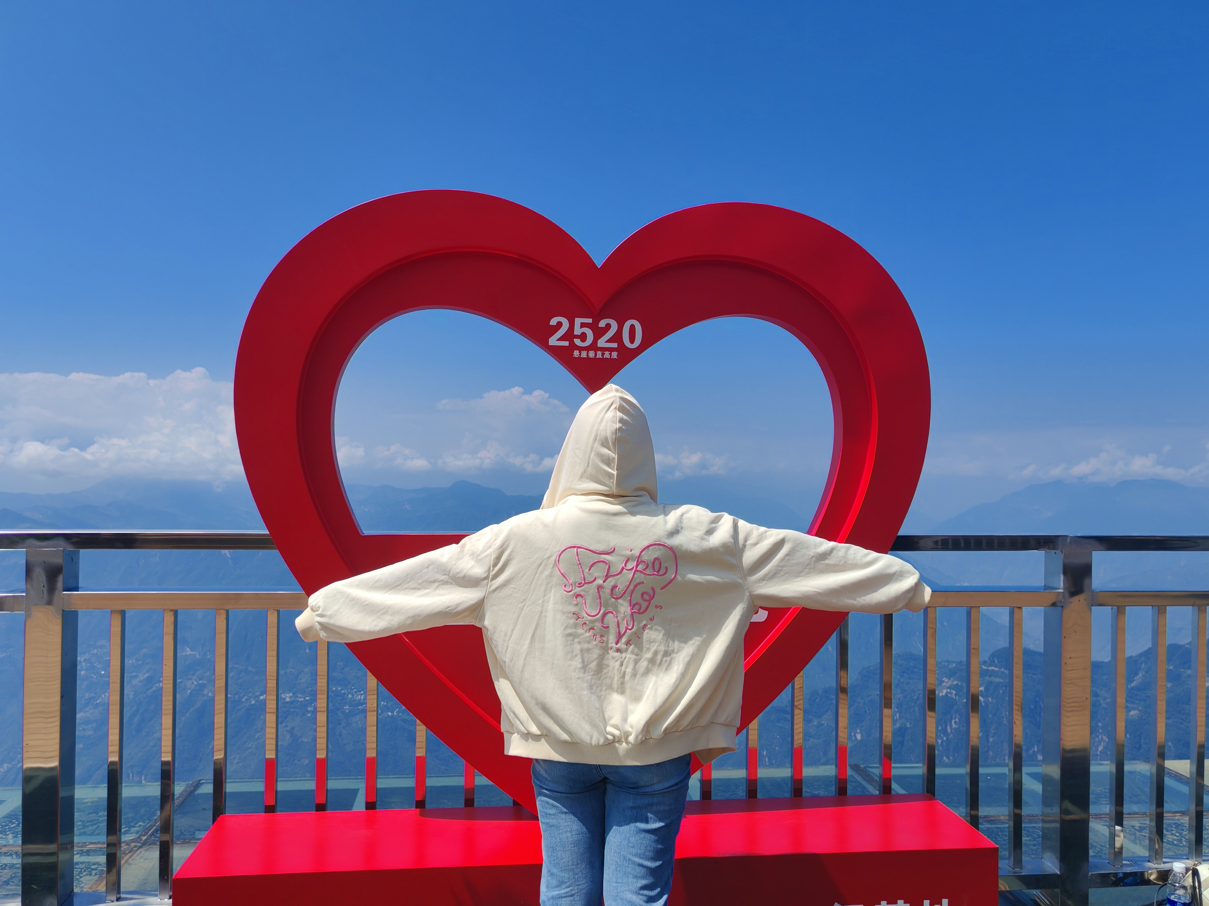 Day2大山包真的是大山包早上7:10起来，先去酒店餐厅吃一碗米线路上偶遇昭通大苹果（其实昨天来的时