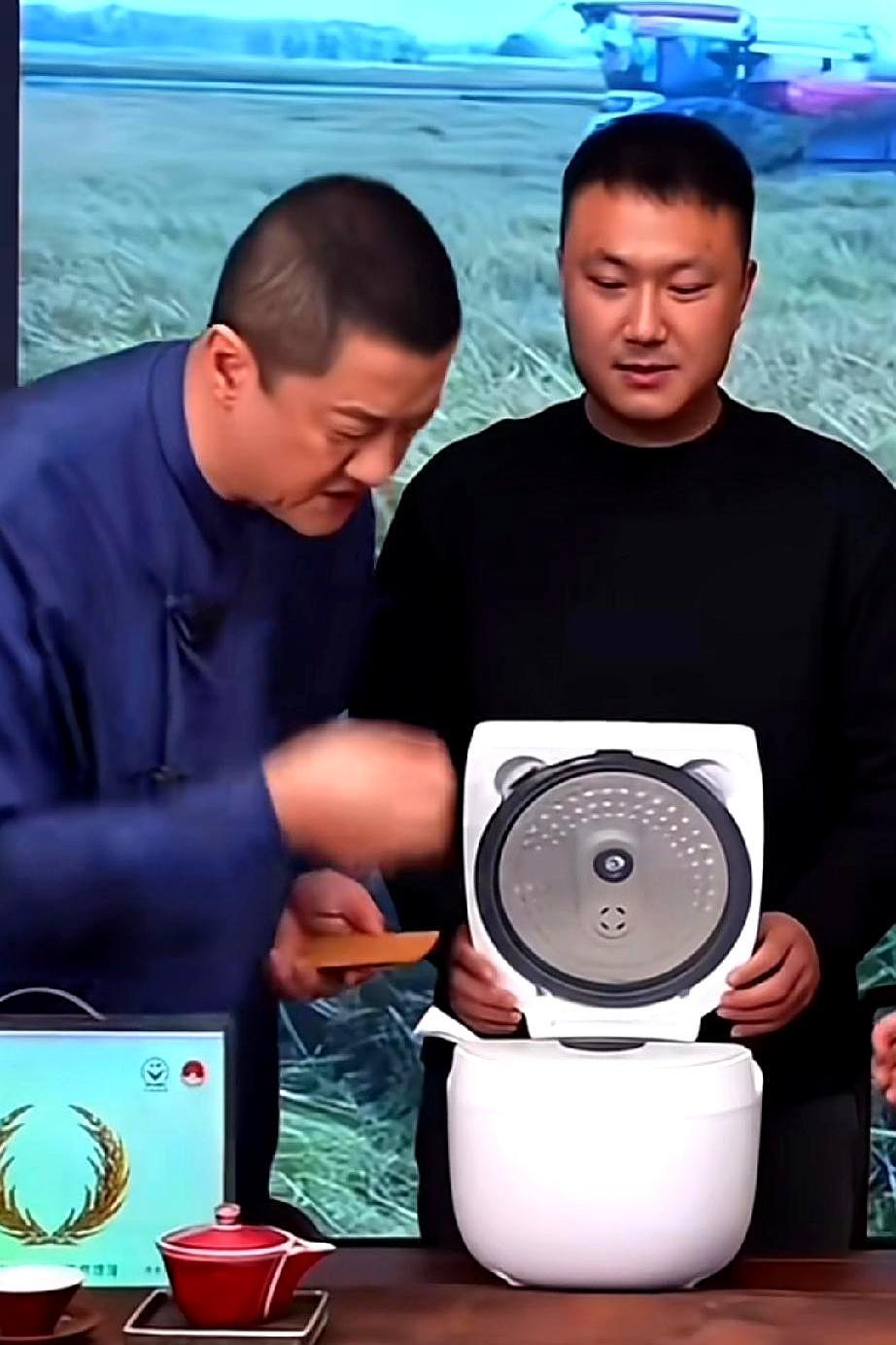 李亚鹏登顶带货榜第一，却为一个饭粒弯了腰。电饭锅打开，他舀起一勺五常大米，
