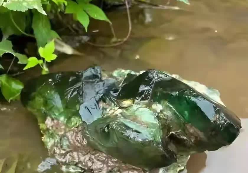 河南洛阳，有一位村民到河边钓鱼，意外的发现小河沟里，有一块青绿色的石头，这块石头