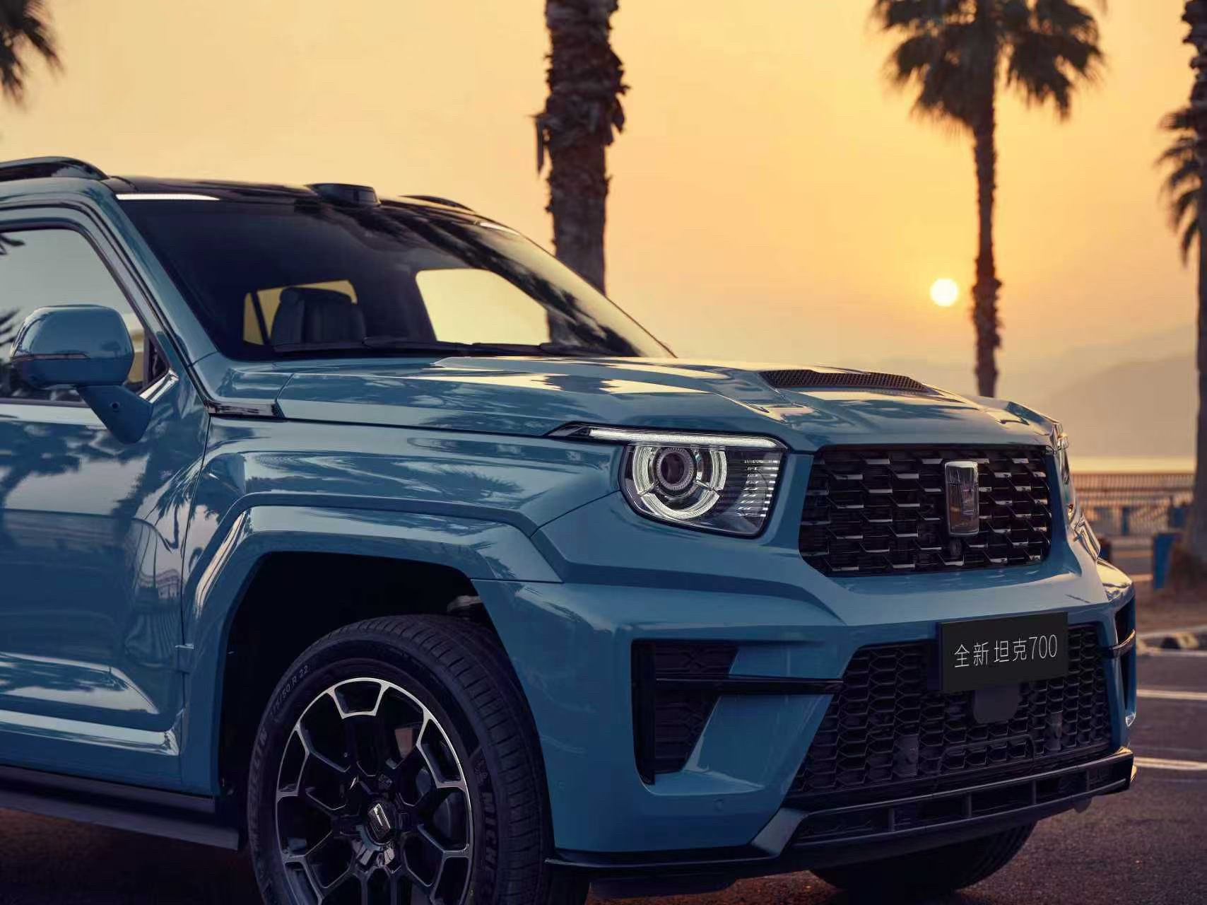 坦克700和奔驰G同框，这画面太有看头了。单论气场，坦克700直接拿捏奔驰G。它