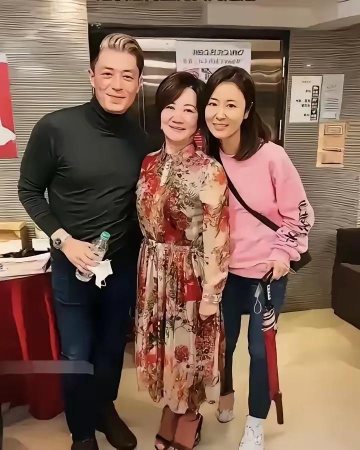 47岁霍建华与丈母娘同框，满头白发满脸松弛，老得真实又让人心疼。网友一句法拉利老