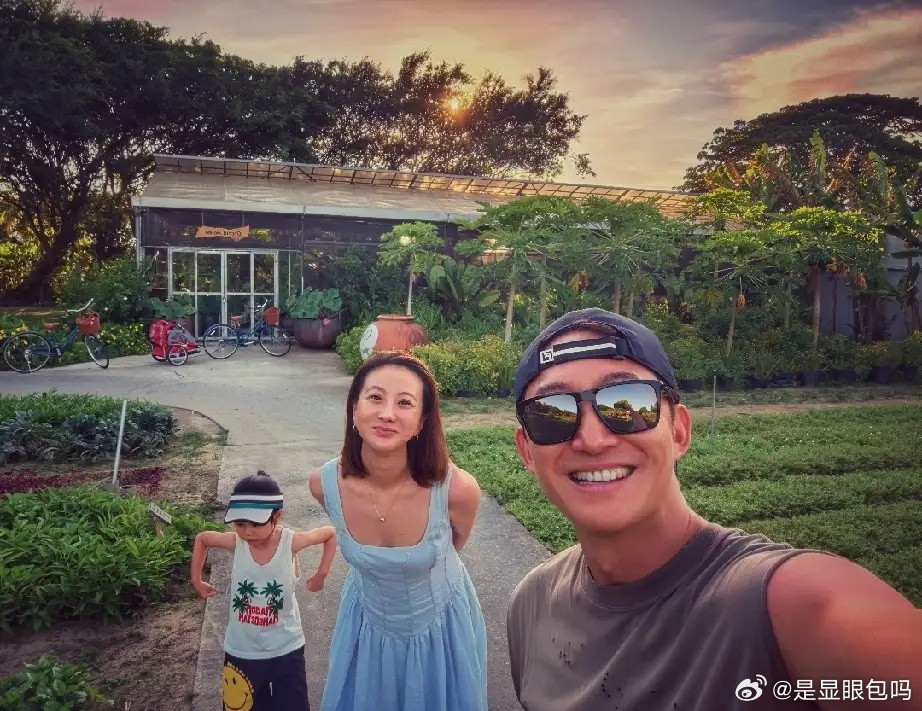 王阳的这个父亲节过得算是很有仪式感了，老婆高斯晒一家三口合照，还以女儿Molly