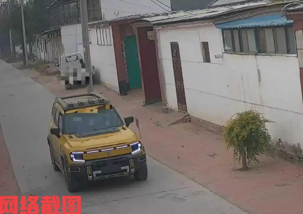 山东德州有大妈只出门倒垃圾。随后大妈遇到有人开车要问她路还有人名，后对方还借