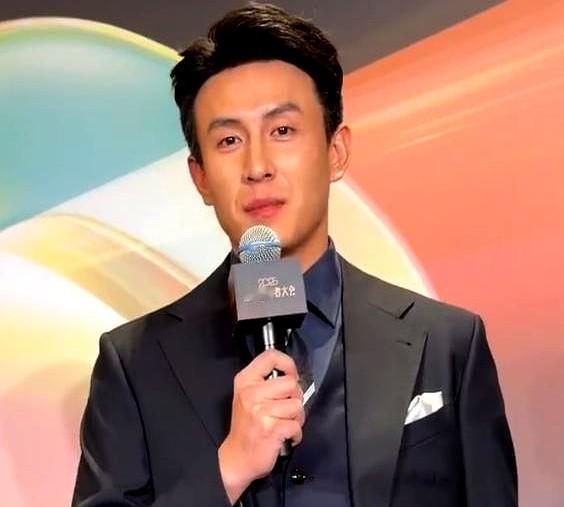 刘萧旭和郭宇欣同框，尴尬得像不认识。昨晚红果创作者大会上，这俩人明明站一块儿