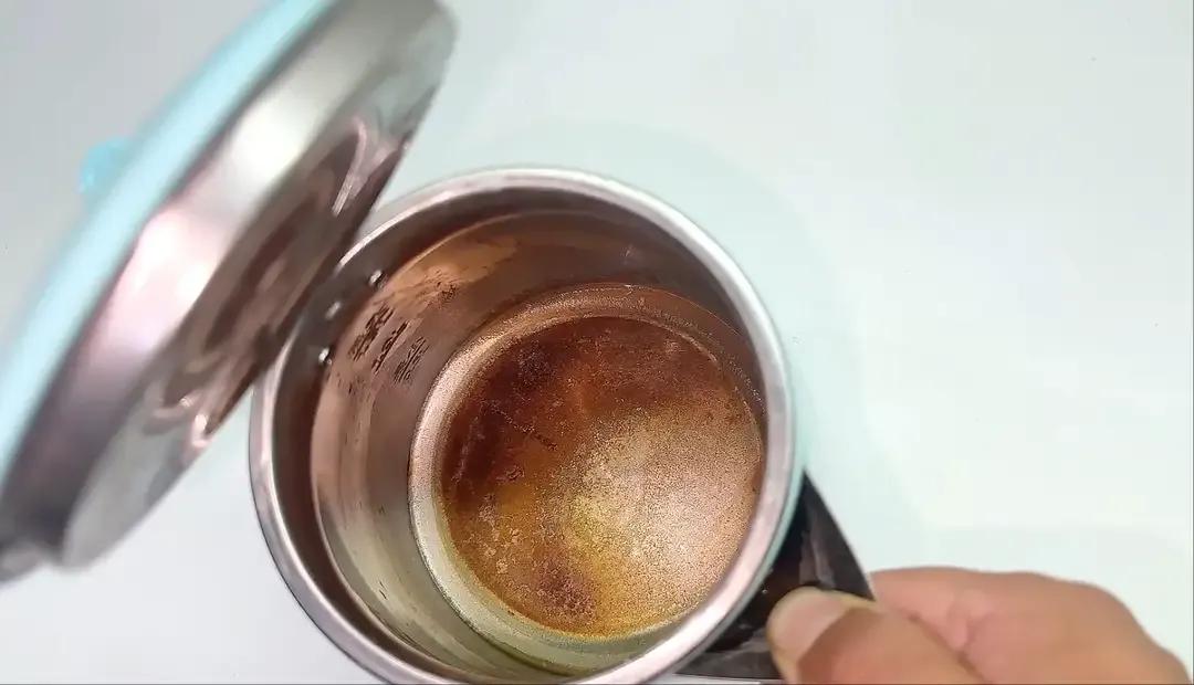 烧水壶里的水垢越多，水质越好，水质专家给出的答案，出乎你的意料烧水壶厚厚的水