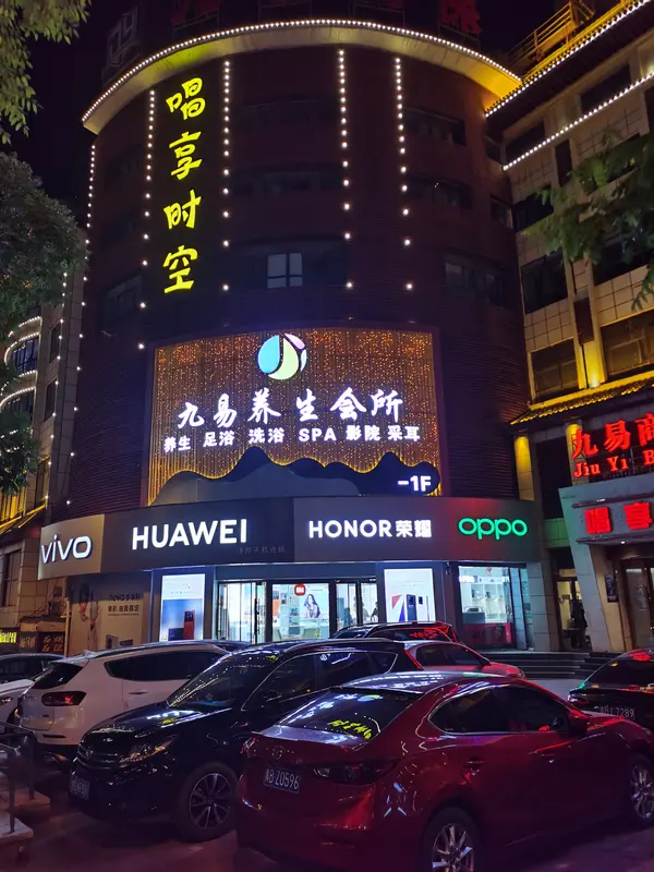 一趟南宁夜市之行，一场九块九的按摩体验，让远道而来的外地游客闹得满心憋屈。广东游客梁先生本只想街边品