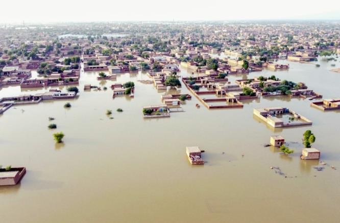 印度发动水攻，泄洪水淹巴基斯坦，巴全国死亡人数升至881人据巴基斯坦媒体报道，