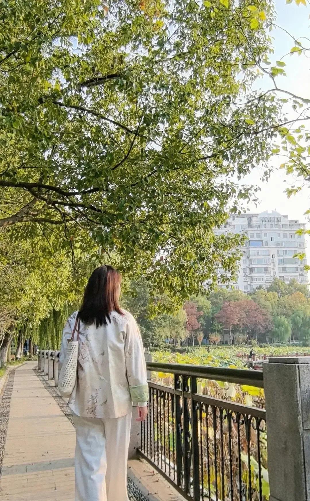 满月酒那天我盯着老公姐姐看了三秒，心里咯噔一下。她头发卷得刚好，口红颜色不艳却