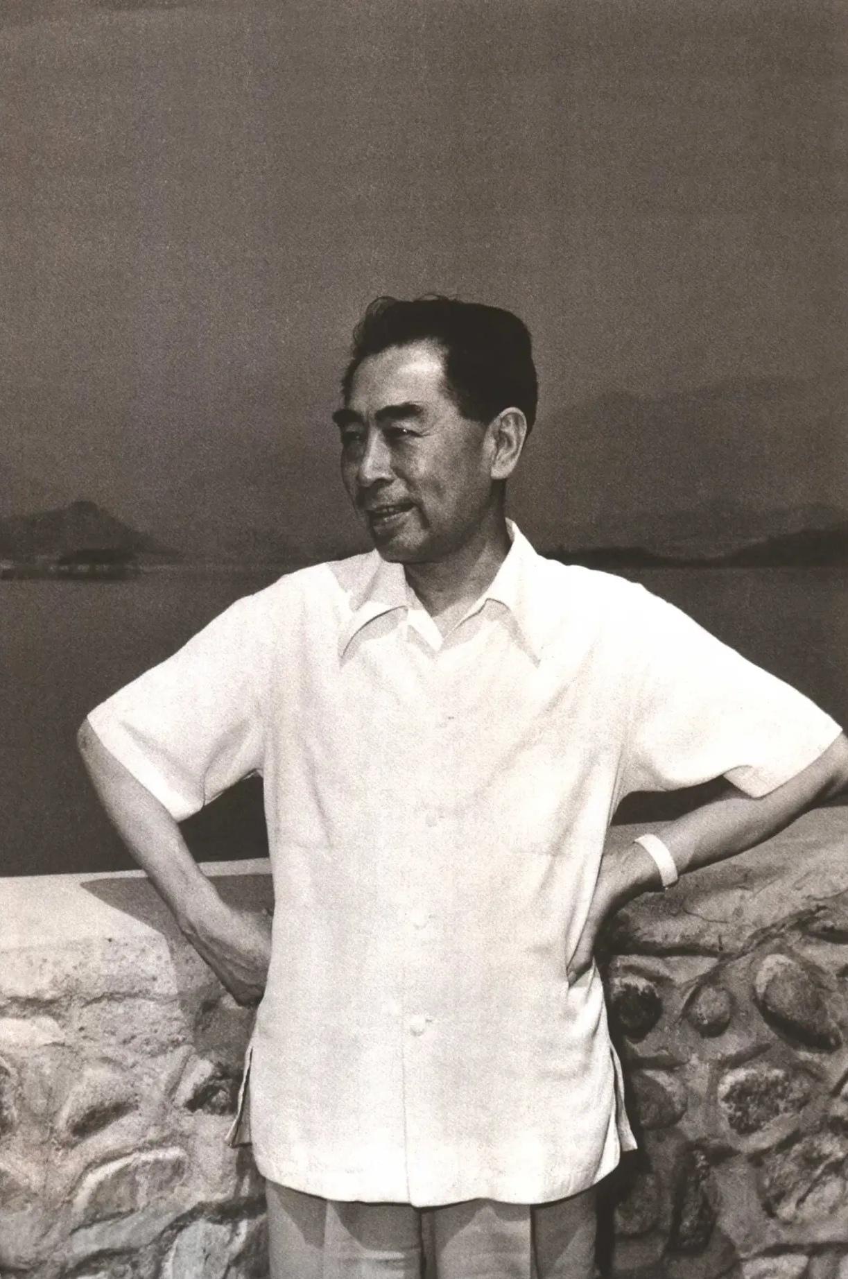 1959年4月，周总理到新安江视察，在视察途中，他遇见一位老大娘在搬家，周总理迎