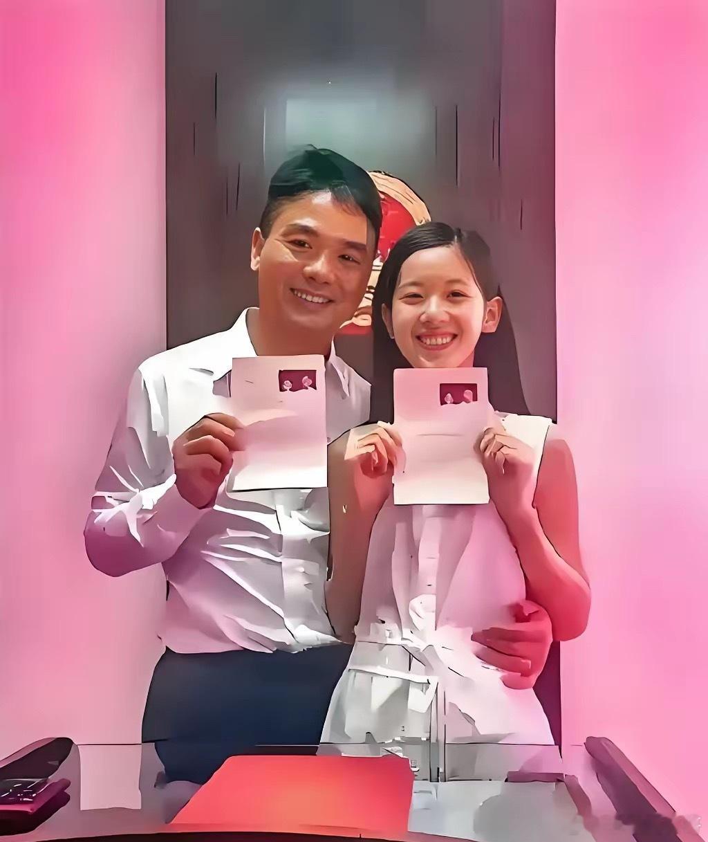 这是刘强东和奶茶妹妹的结婚证！你们看这个合照，刘强东和章泽天站一块，完全就是天作