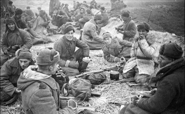 在苏德战场上，苏军面对德军始终是正面硬扛，而不是放弃土地以空间换时间，原因就在于