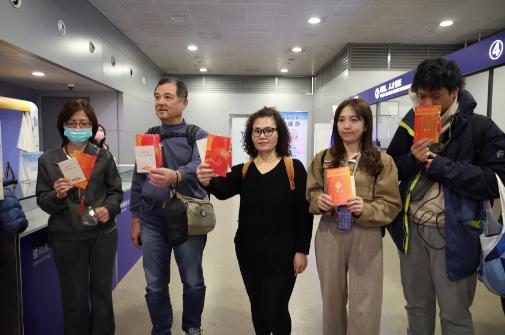 翻脸比翻书还快，回到台湾就不承认了？最近中东局势紧张，战火一起，航班大乱，一个