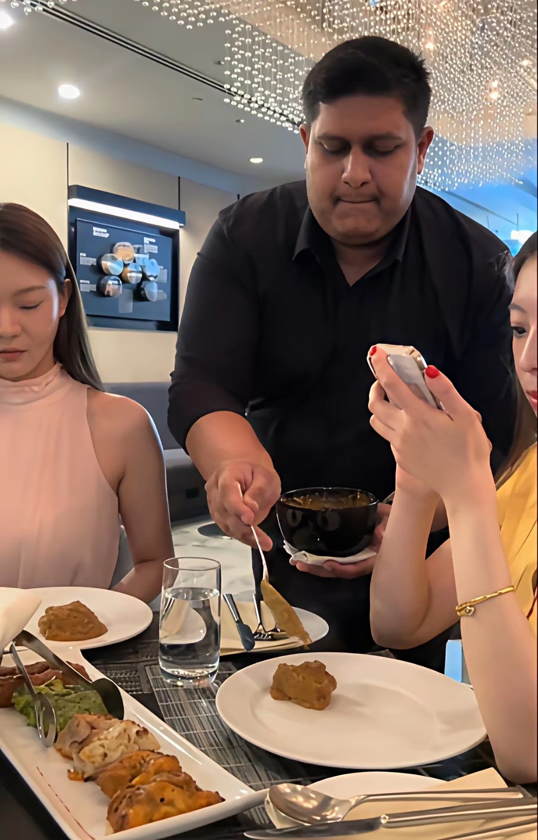 两名女孩吃完饭后，其中的一位说到以后也不来了。