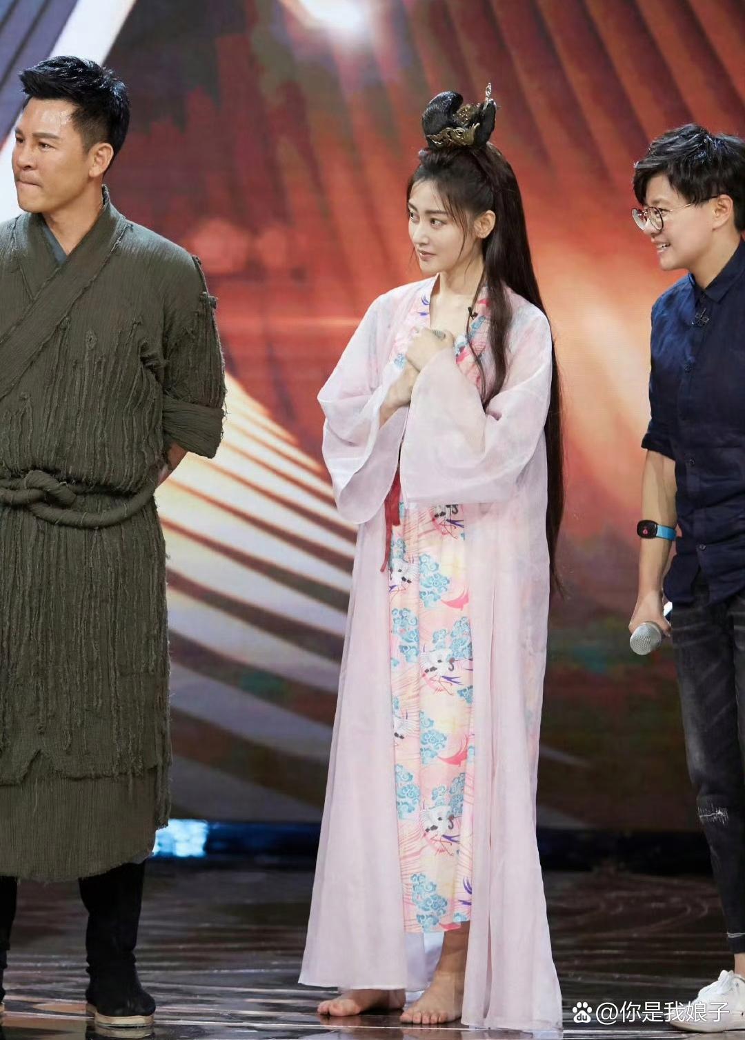 什么节目？需要光脚上台！