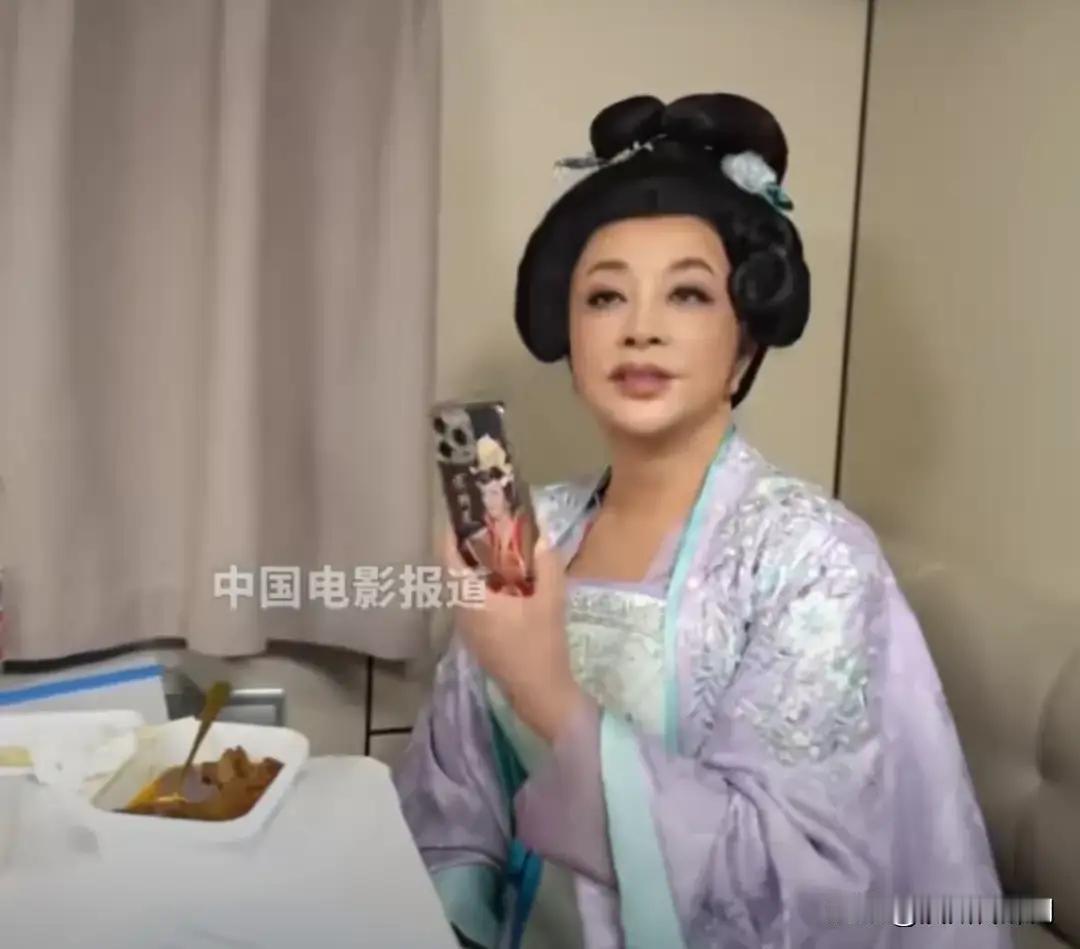 刘晓庆晒武则天手机壳炸屏！75岁再演女皇，怀旧热潮撞开2026古装剧市场2