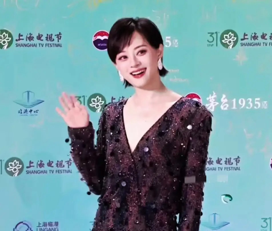 孙俪亮相白玉兰红毯，这身是阿玛尼的高定，好漂亮！有一说一，她现在的状态确实越来越