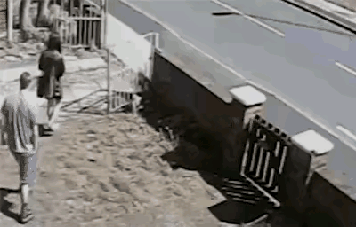 一男子跟在美女后面走出大门，女子青春亮丽的背影激起了他的表现欲，在女子跨越大门的