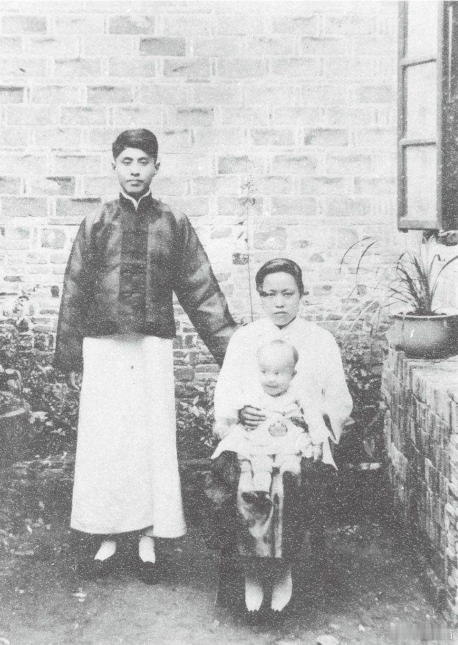 杨振宁十个月大时与父母亲于合肥四古巷故居窗外留影​​​