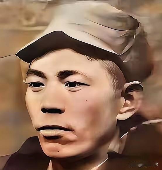 八路军某团长深夜奇痒难耐，脱下军装让警卫员架在火上烘烤驱虫，谁知没过多久，一股烤