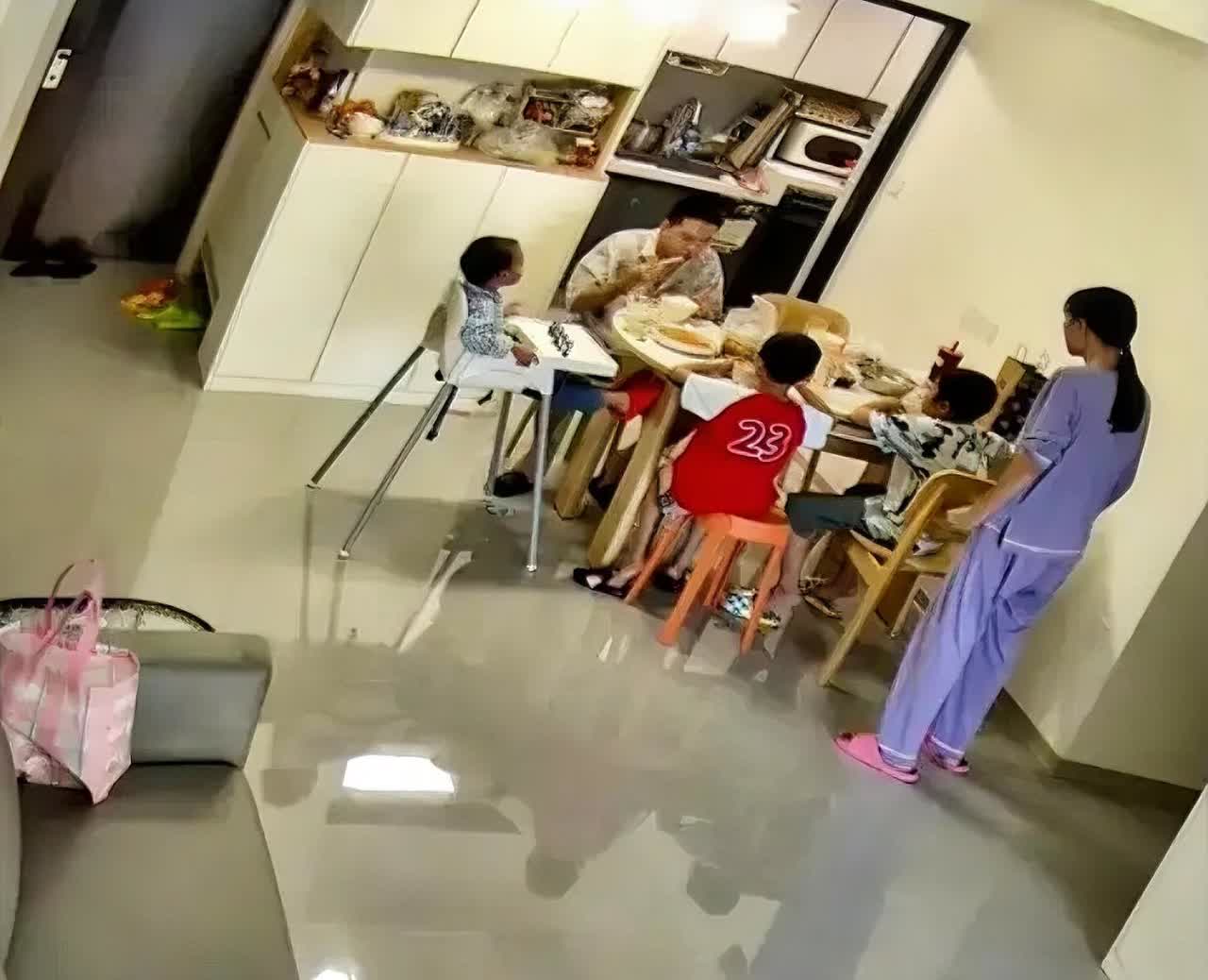 大家先别急着骂四川“鸡蛋男”，从视频里看他们家的条件应该不差，正常情况下不至于为