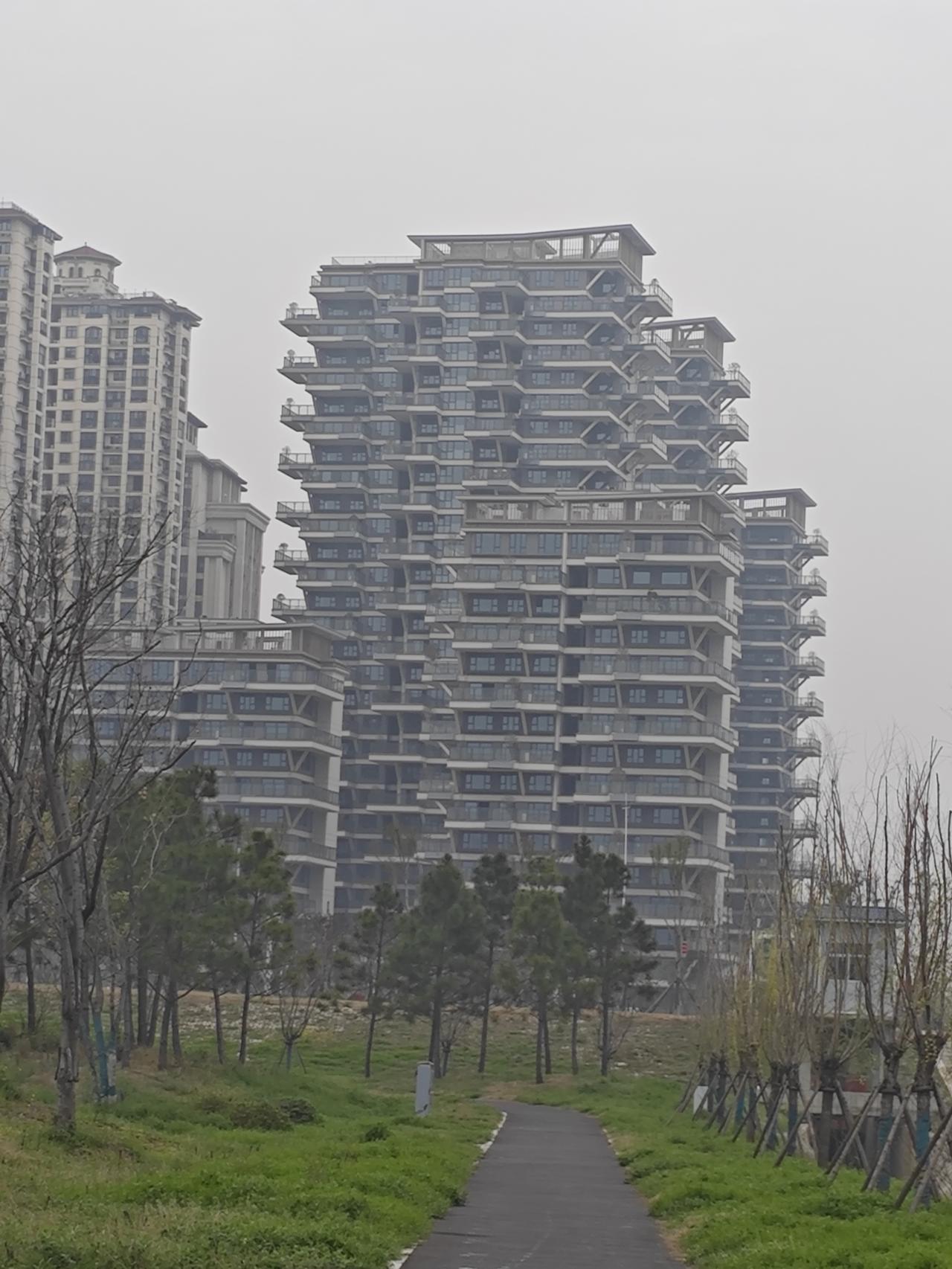 影响评副高的关键因素1.名额限制：副高职称的岗位比例有严格限制，比如很多学校