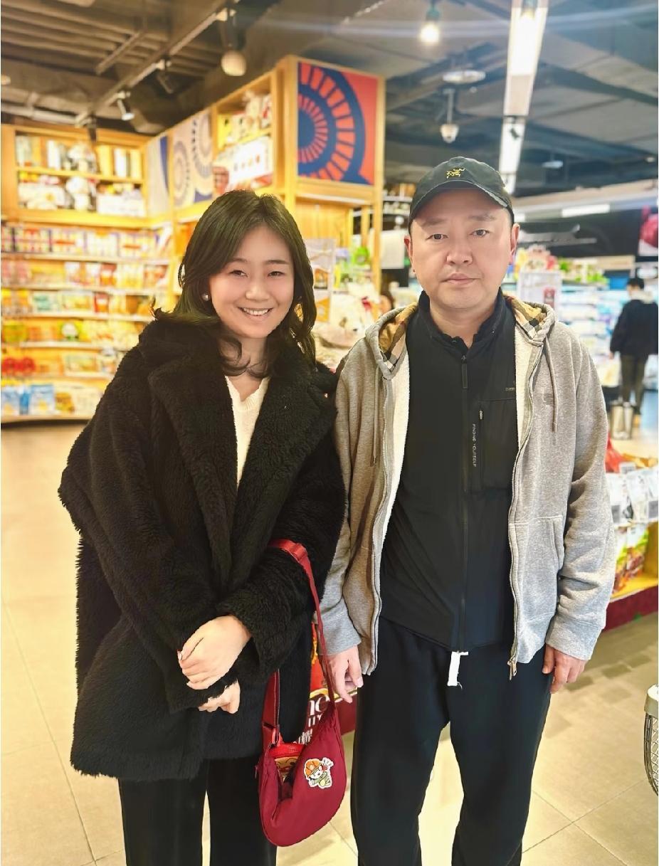 孔令辉近照认不出！岁月这把刀也太狠了刷到粉丝偶遇孔令辉的合照，第一眼愣是没