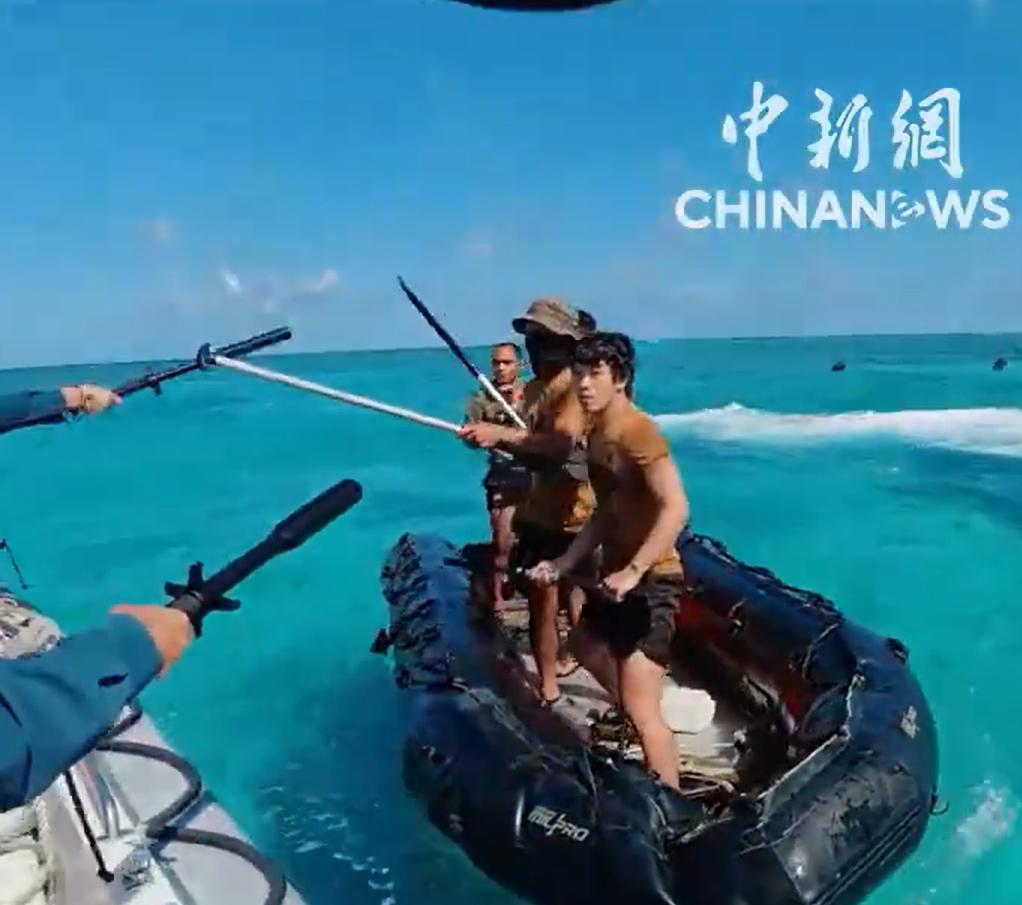 嚣张至极啊！仁爱礁坐滩的菲律宾破船，不是放下了一艘皮筏艇，而是两艘。想利用数