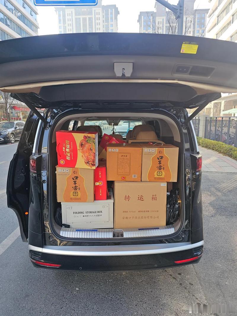 离春节越来越近，二手车市场的翘尾行情直接拉满。2025年12月，全国二手车交易量