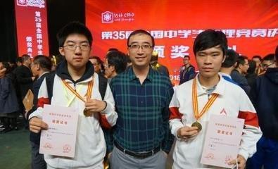 太意外！清华北大双料学霸李永乐，名企面试两连拒，转身应聘人大附中物理老师。名