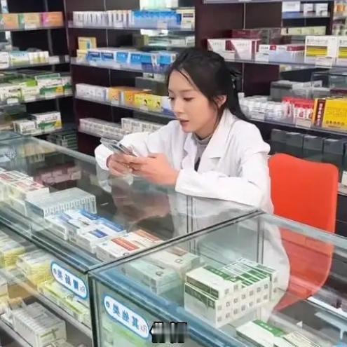 太厉害了！近日，浙江杭州一药师正在药店坐着，突然来了一位女生，她描述完病情等药师