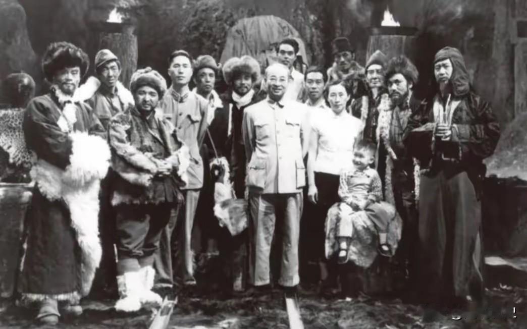 五十年代末，话剧《林海雪原》，该故事被改编为京剧《智取龙虎山》并逐步打磨成型，然