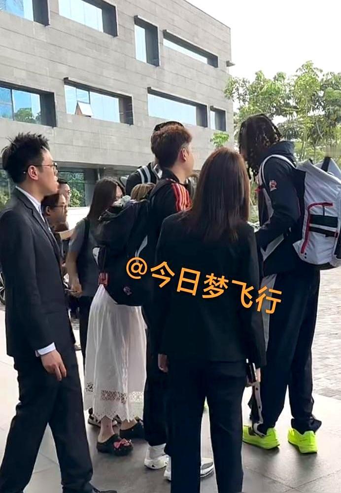 球队大巴5点才开，俩外援4点半就自己打车先走了。奎因和麦考尔一人一个行李箱，直