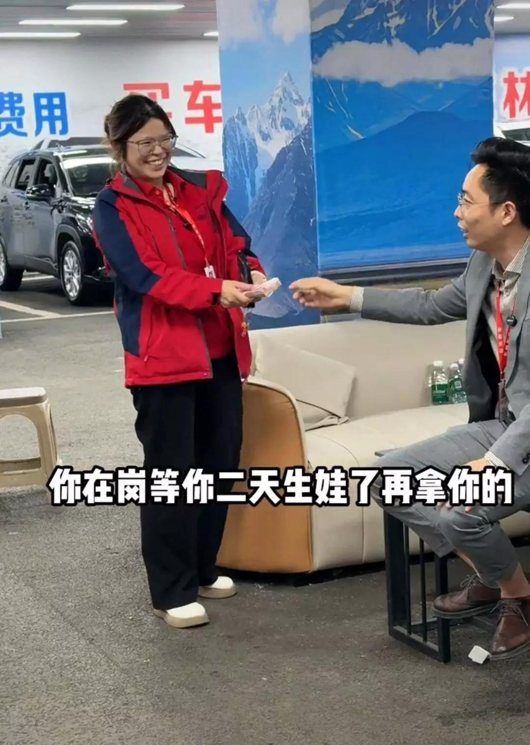 太令人意外了！5月12日，重庆一位老板给怀孕员工发放了1万元现金，而且此后无论新
