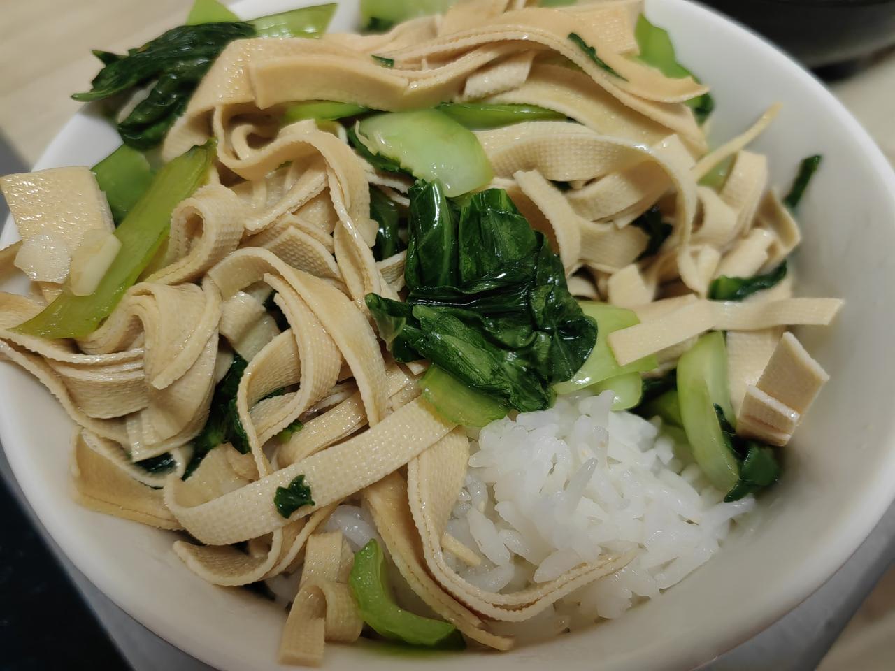 一个人的午餐，青菜炒百页丝，双素。下饭还行。