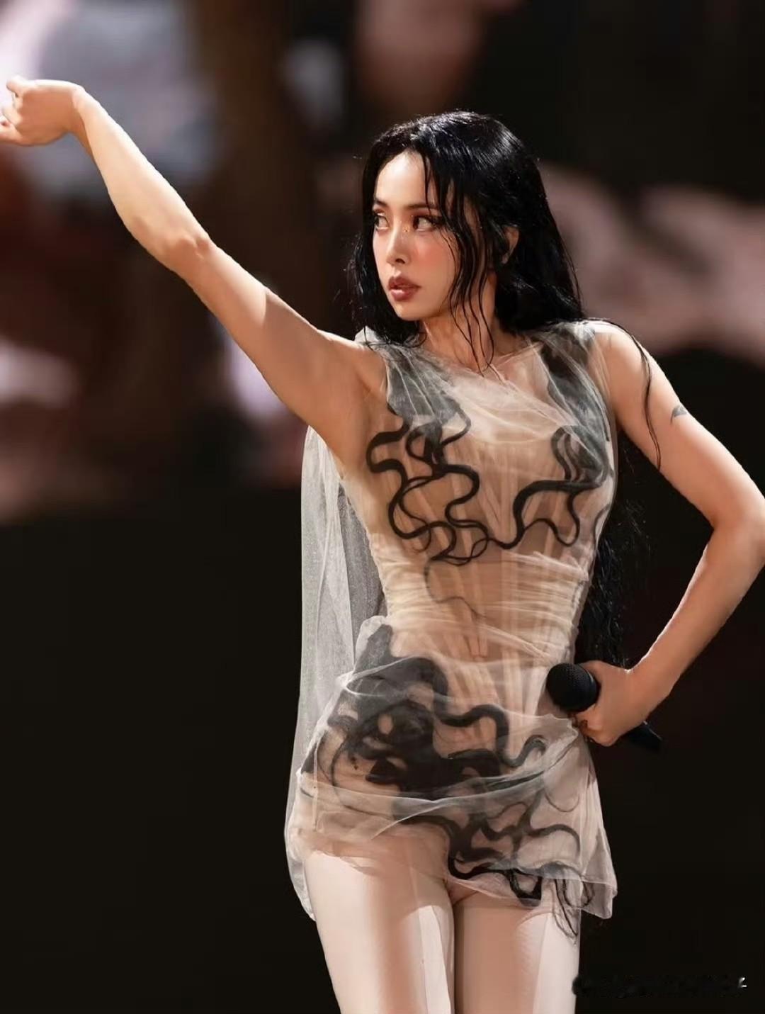 蔡依林演唱会被部分网友举报了！1月12日，一大早，歌手蔡依林就登上了热搜，万万