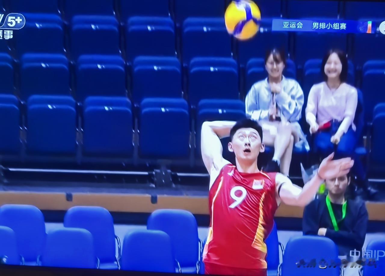 中国男排决胜局绝杀韩国，夺得小组第一！中韩男排小组赛，打到了决胜局，中国队开局