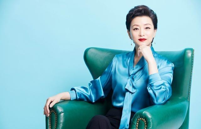 1994年,当红女主持人杨澜在一次内地访问中,接受媒体采访时当众宣布:“我与老公
