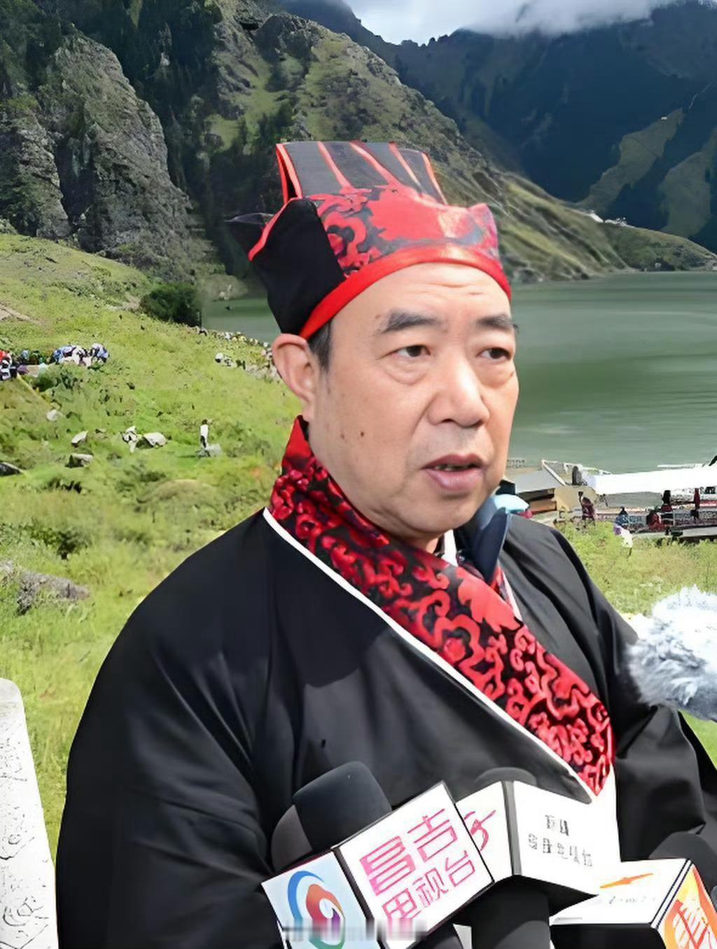 2015年，贾平凹以陕西作协主席的身份，在新疆天山天池祭祀西王母。有细心网友发现