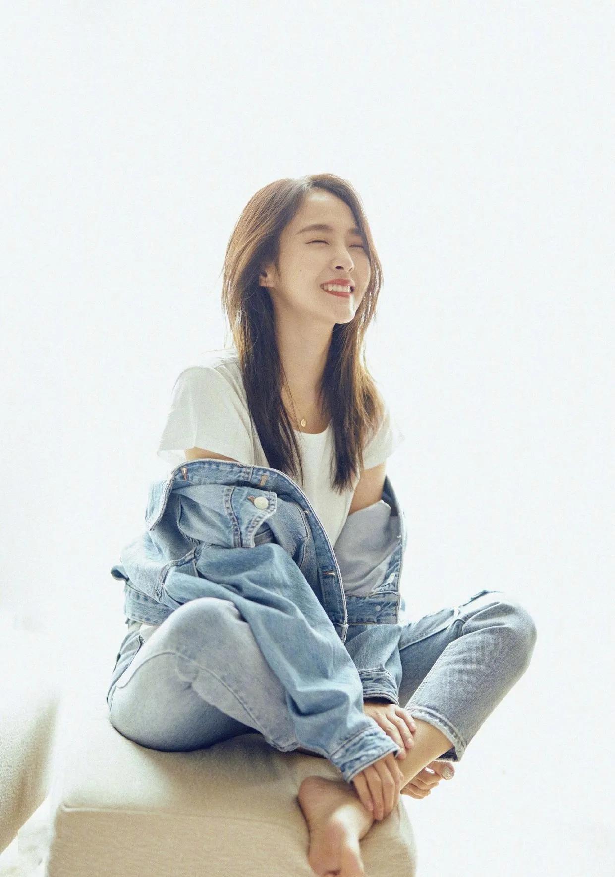 张佳宁光脚丫私服写真，甜到犯规！张佳宁私服写真太绝✨浅蓝牛仔套+白T清爽