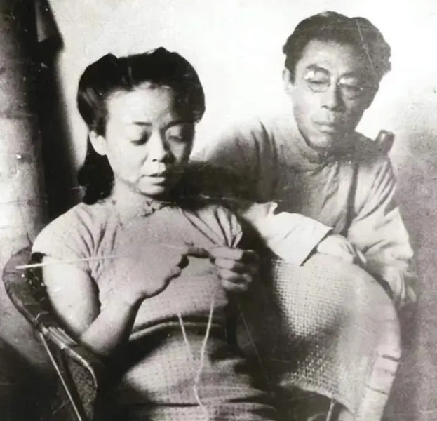 1922年，闻一多在父母强行施压下，迎娶了从未谋面的远房表妹高孝贞，洞房之夜，闻