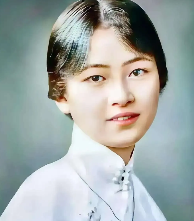 1955年4月1日早上，北京城的两个权威报纸《人民日报》和《北京日报》上，赫然出