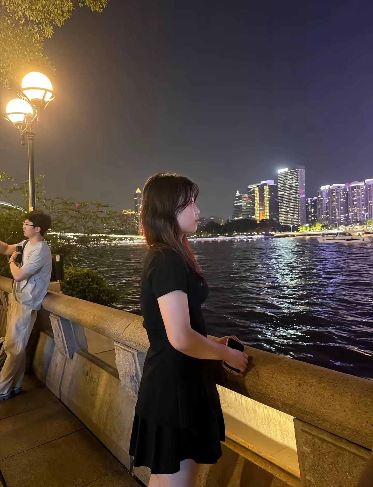 下一站广州塔。夜景下的我们晚风打卡广州铁塔小蛮腰
