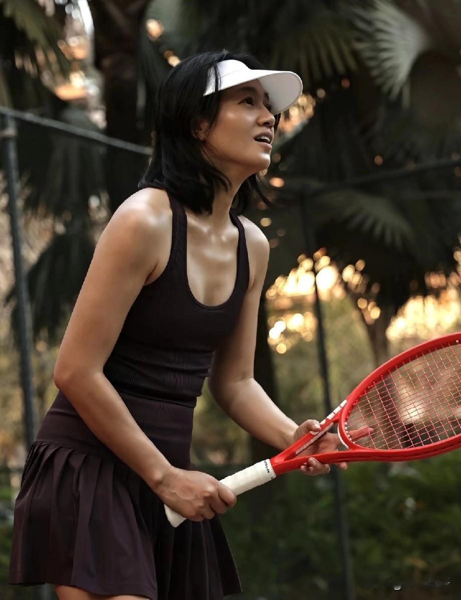 瞿颖说朱丹“特别黑”，朱丹晒网球照回应：这黑，是我运动的勋章！瞿颖在节目里直