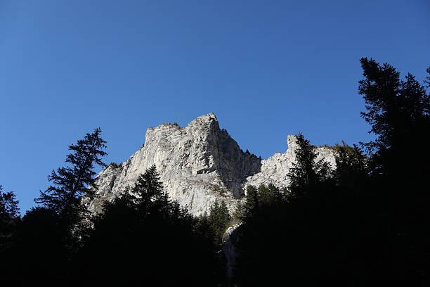 一位成功的生意人说：底层翻身最大的坑，不是赚不到钱，而是赚到钱之后。很多人以