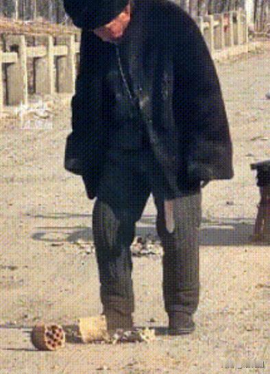 “这不得上人民日报！”山东临沂，一位92岁老人骑着三轮车往路上扔蜂窝煤，路人诧异