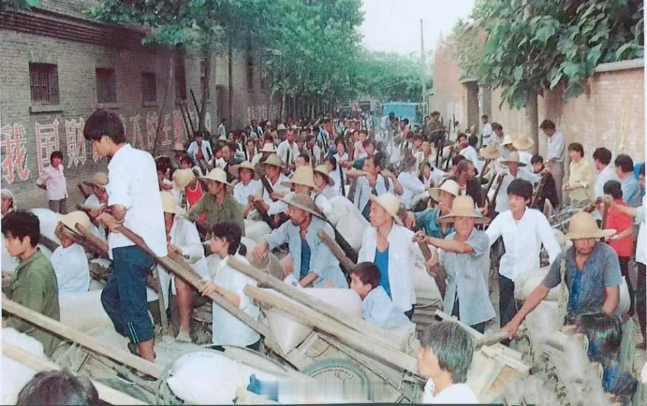 1993年，信阳农村，他们排队在做什么？